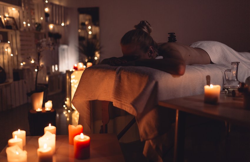 Massagem Tântrica: Origem, benefícios e como funciona essa técnica milenar